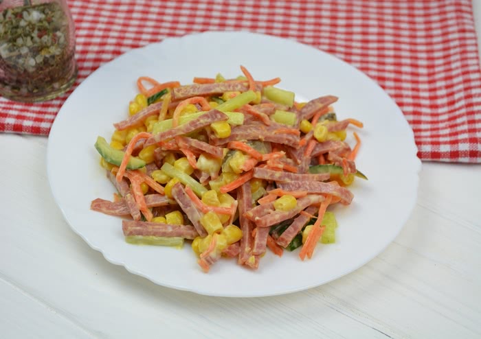 Рецепт салату Соломка з ковбасою та огірком