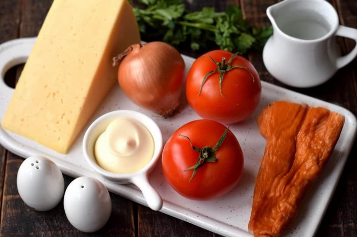 Рецепт салату з копченою куркою та сиром