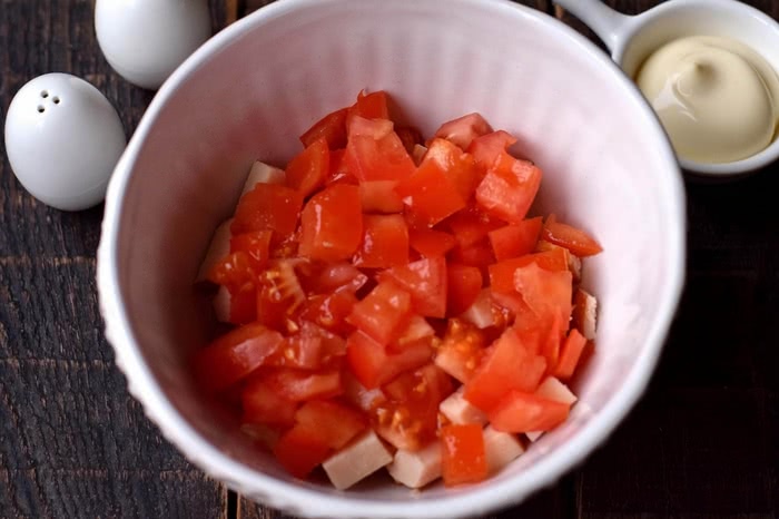 Рецепт салату з копченою куркою та сиром