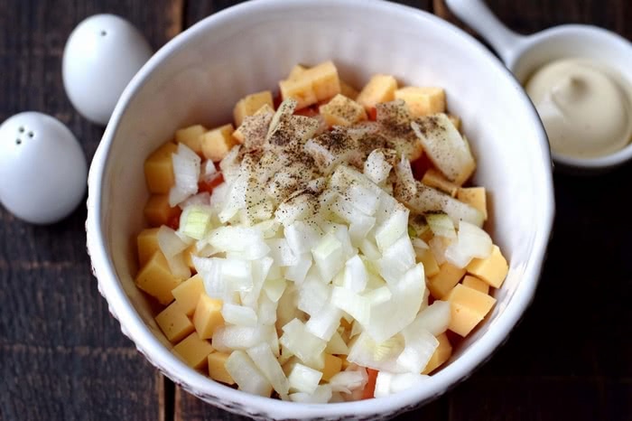 Рецепт салату з копченою куркою та сиром