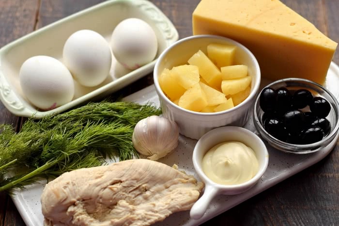 Рецепт святкового салату з куркою та ананасом