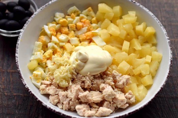 Рецепт святкового салату з куркою та ананасом