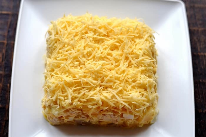 Рецепт святкового салату з куркою та ананасом