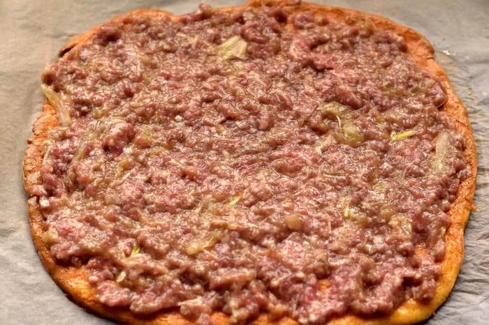 Як приготувати сирний рулет з м'ясною начинкою