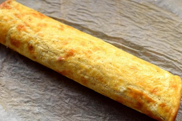 Як приготувати сирний рулет з м'ясною начинкою