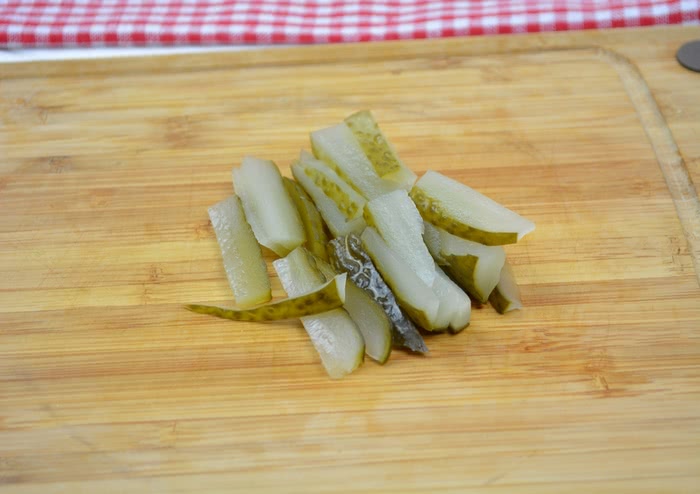 Рецепт салату Соломка з ковбасою та огірком