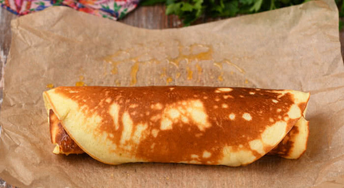 Рецепт рулету з сирного тіста на сковороді