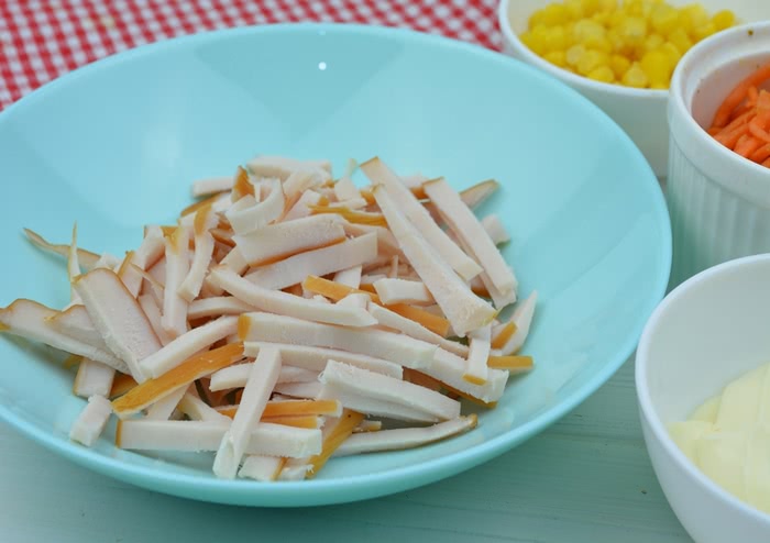 Рецепт салату з грудкою та корейською морковою