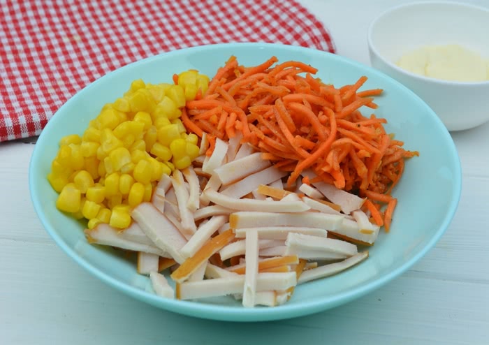 Рецепт салату з грудкою та корейською морковою