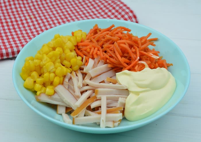 Рецепт салату з грудкою та корейською морковою