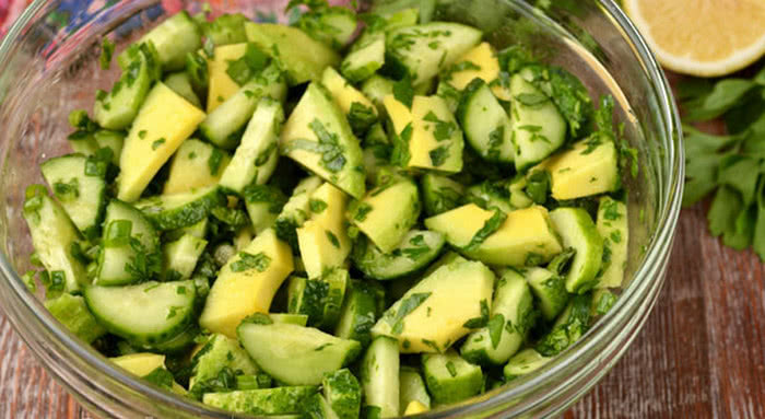 Рецепт салату з огірків з авокадо