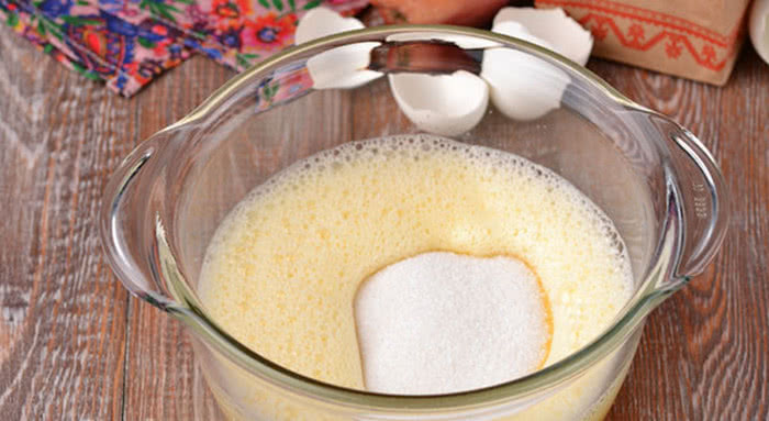 Рецепт шарлотки з яблуками в духовці