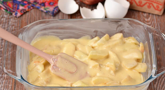 Рецепт шарлотки з яблуками в духовці