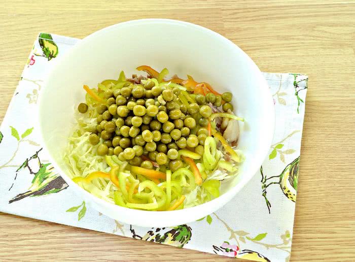 Рецепт салату з куркою та капустою