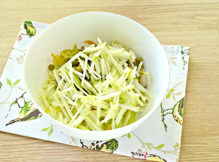 Рецепт салату з куркою та капустою