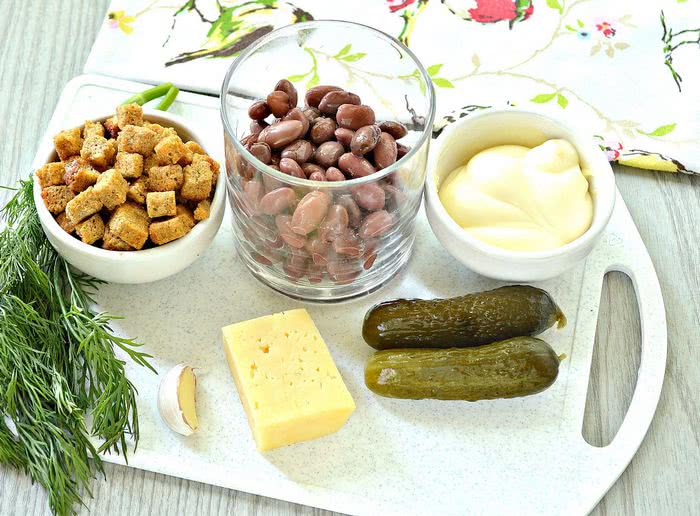 Рецепт салату з квасолею, сухариками та сиром