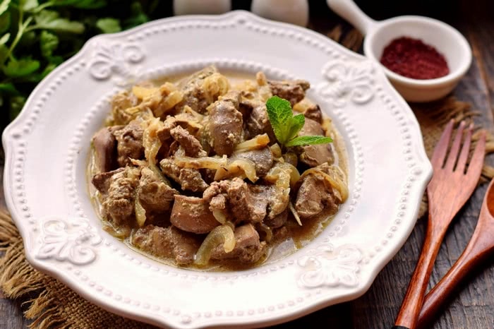 Печінка з цибулею, тушкована в сметані