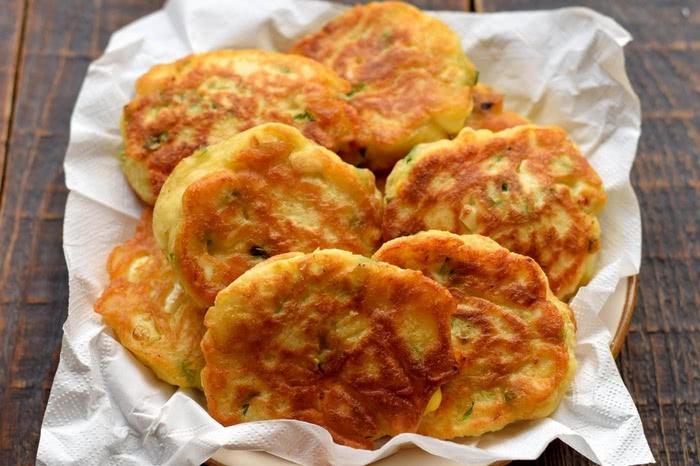 Рецепт швидких пиріжків з яйцем та зеленою цибулею