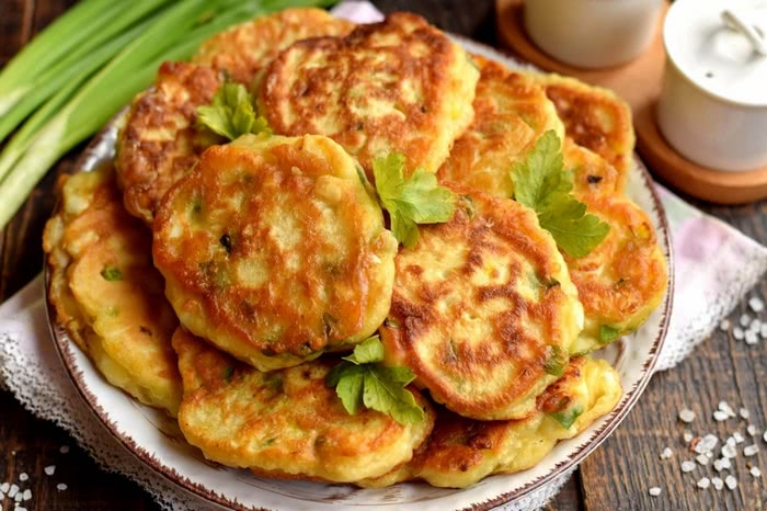 Рецепт швидких пиріжків з яйцем та зеленою цибулею