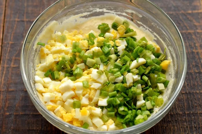 Рецепт швидких пиріжків з яйцем та зеленою цибулею