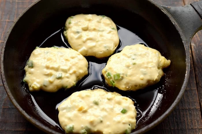 Рецепт швидких пиріжків з яйцем та зеленою цибулею