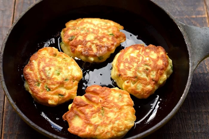 Рецепт швидких пиріжків з яйцем та зеленою цибулею