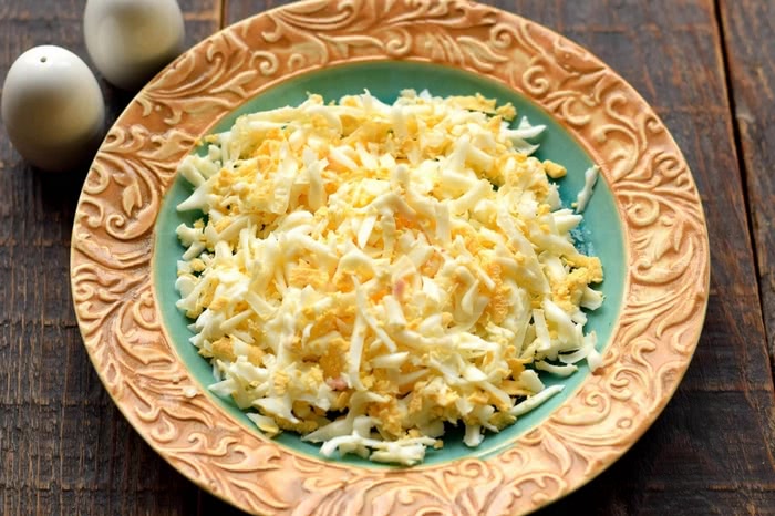 Рецепт салату з консервованого лосося з яйцем та сиром