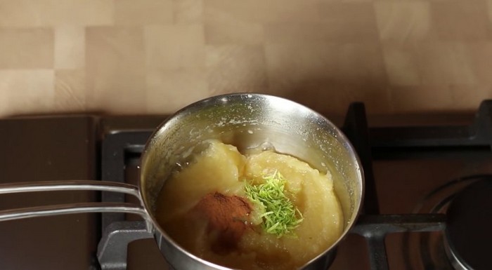 Рецепт мусового торту з яблучним конфі