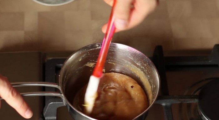 Рецепт мусового торту з яблучним конфі