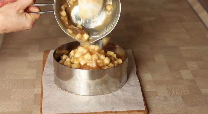 Рецепт мусового торту з яблучним конфі