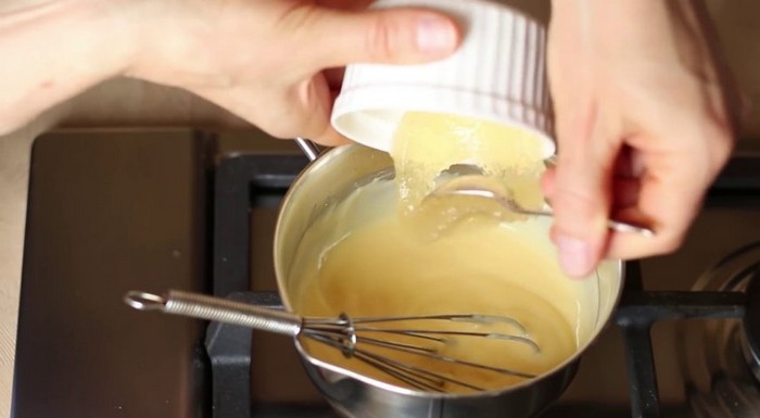 Рецепт мусового торту з яблучним конфі