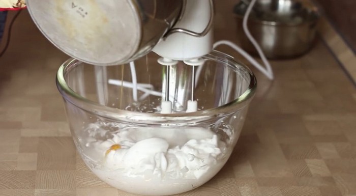 Рецепт мусового торту з яблучним конфі