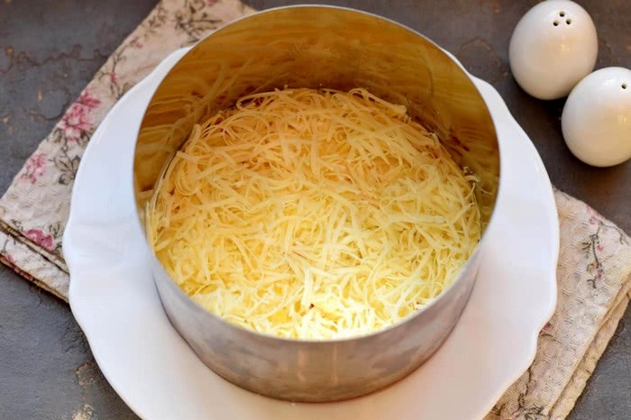 Рецепт закусочного торту-салату з копченою куркою та чорносливом