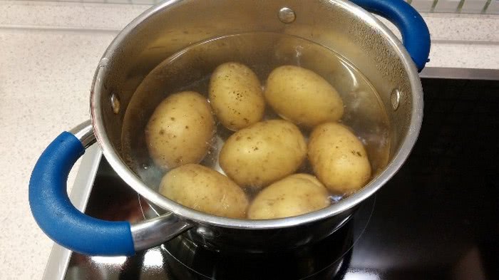 Рецепт салату з копченою куркою, ананасом та сиром