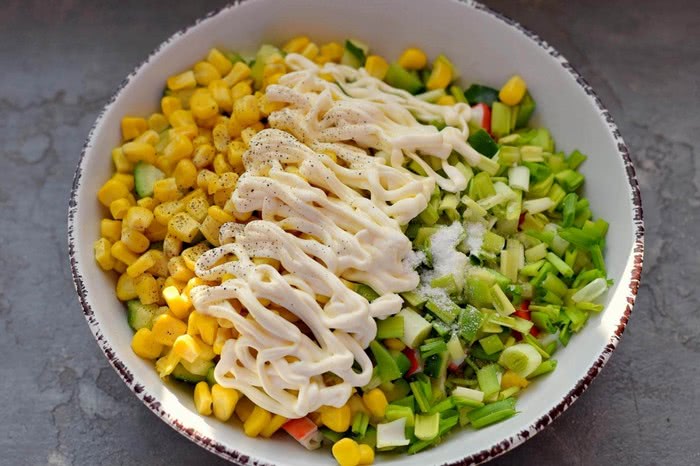 Рецепти салату з крабових паличок, кукурудзи та огірка