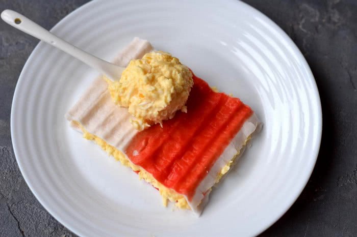 Рецепт закусочного торта з крабових паличок