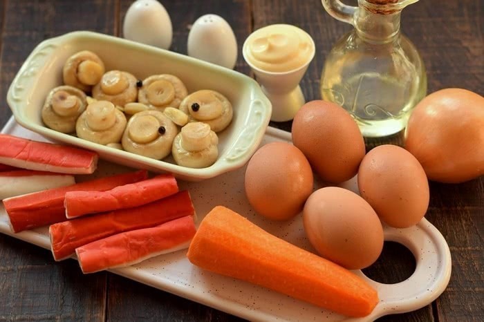 Салат з крабовими паличками і маринованими грибами