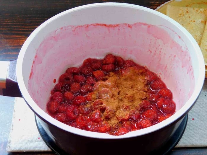 Фото млинців з вишнею