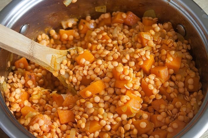 Рецепт гарбузового крем-супу з сочевицею, покроково, фото