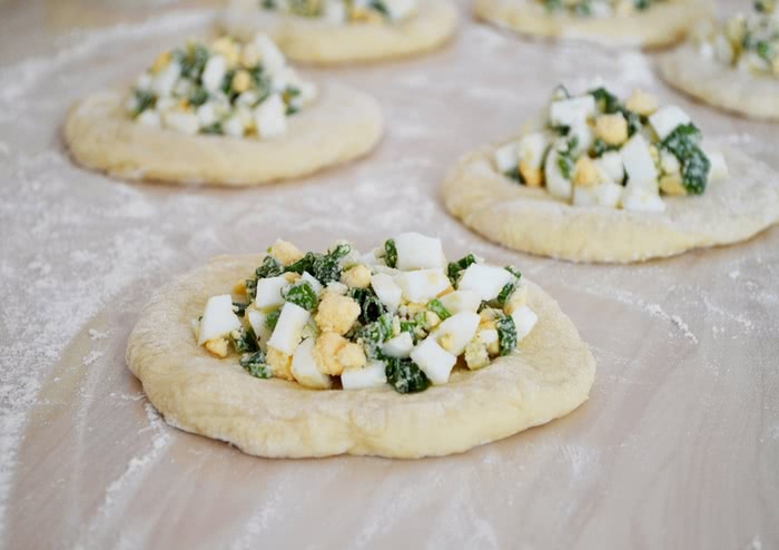 Пиріжки з цибулею та яйцем, печені в духовці, покроково, фото