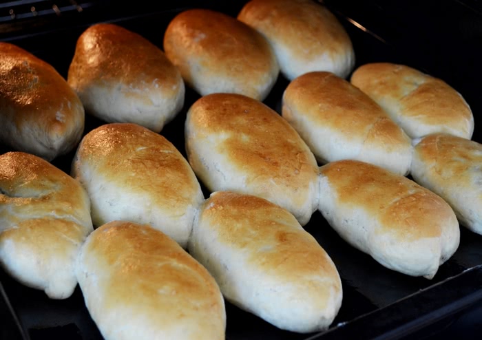 Пиріжки з цибулею та яйцем, печені в духовці, покроково, фото