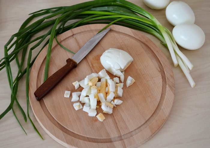 Пиріжки з цибулею та яйцем, печені в духовці, покроково, фото