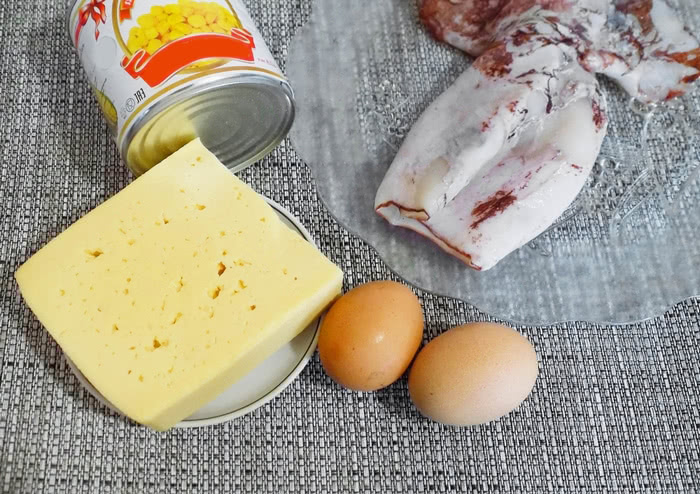 Рецепт салату з кальмарами та яйцем покроково