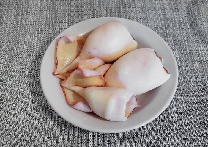 Рецепт салату з кальмарами та яйцем покроково