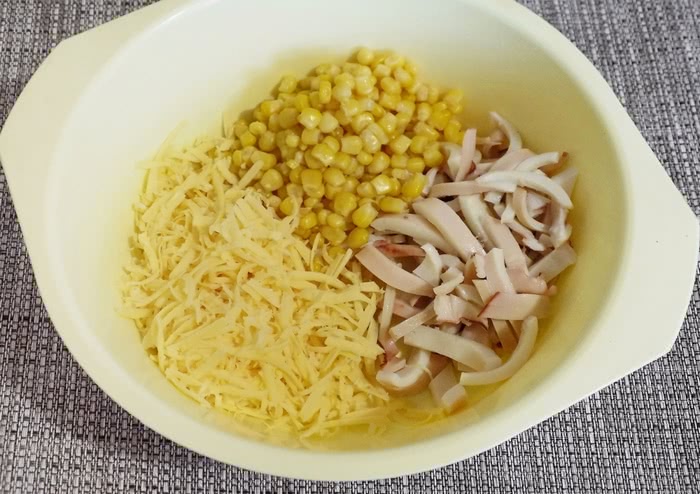 Рецепт салату з кальмарами та яйцем покроково