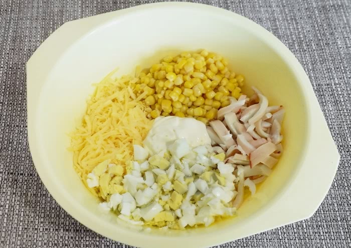 Рецепт салату з кальмарами та яйцем покроково