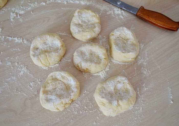 Пиріжки з цибулею та яйцем, печені в духовці, покроково, фото