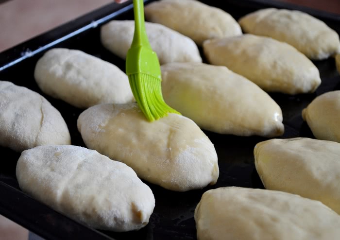 Пиріжки з цибулею та яйцем, печені в духовці, покроково, фото