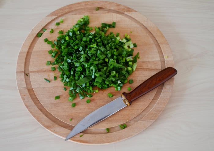 Пиріжки з цибулею та яйцем, печені в духовці, покроково, фото