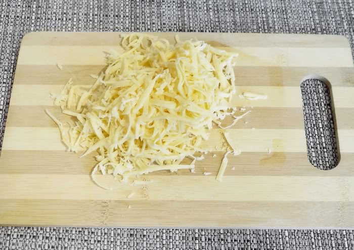 Рецепт салату з кальмарами та яйцем покроково